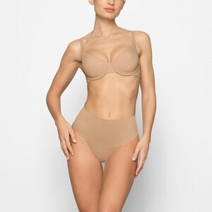 SKIMS‎ T-Shirt Bra Nude Underwire Coverage Adjustable Straps Size 40DD